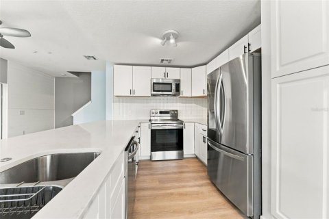 Townhouse in Saint Petersburg, Florida 3 bedrooms, 156.54 sq.m. № 2406356 - photo 13