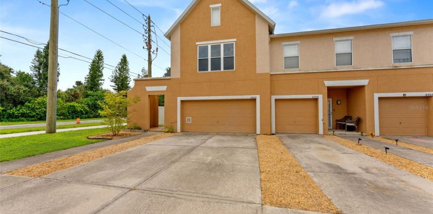 Townhouse in Saint Petersburg, Florida 3 bedrooms, 156.54 sq.m. № 2406356