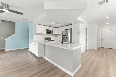 Townhouse in Saint Petersburg, Florida 3 bedrooms, 156.54 sq.m. № 2406356 - photo 12