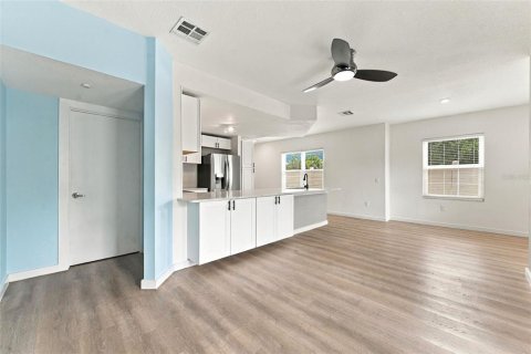 Townhouse in Saint Petersburg, Florida 3 bedrooms, 156.54 sq.m. № 2406356 - photo 11