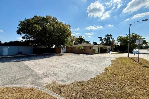 Propiedad comercial en venta en Port Richey, Florida, 178 m2 № 2150855 - foto 4