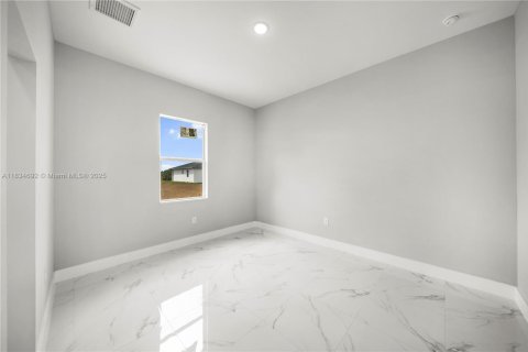 House in Lehigh Acres, Florida 3 bedrooms, 117.99 sq.m. № 1817052 - photo 14