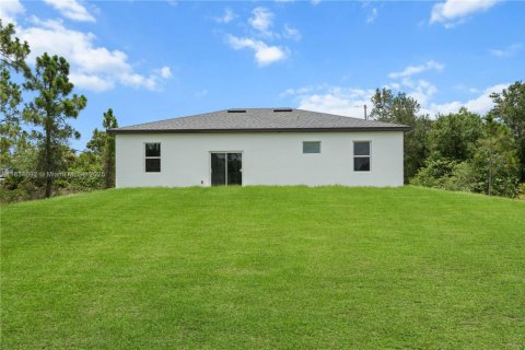 House in Lehigh Acres, Florida 3 bedrooms, 117.99 sq.m. № 1817052 - photo 28