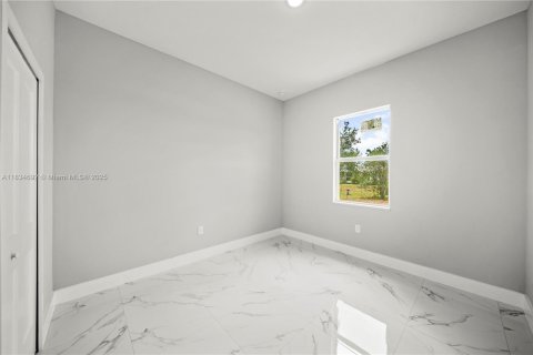 House in Lehigh Acres, Florida 3 bedrooms, 117.99 sq.m. № 1817052 - photo 19