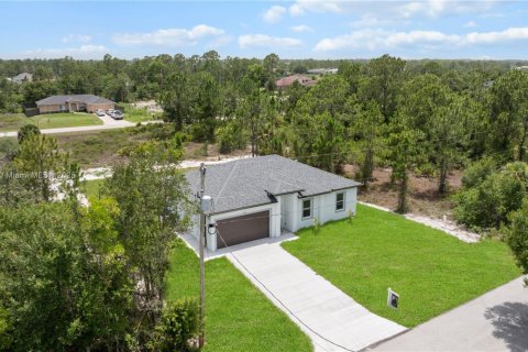 House in Lehigh Acres, Florida 3 bedrooms, 117.99 sq.m. № 1817052 - photo 3