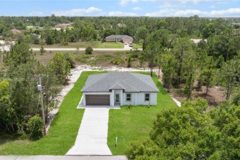 House in Lehigh Acres, Florida 3 bedrooms, 117.99 sq.m. № 1817052 - photo 1