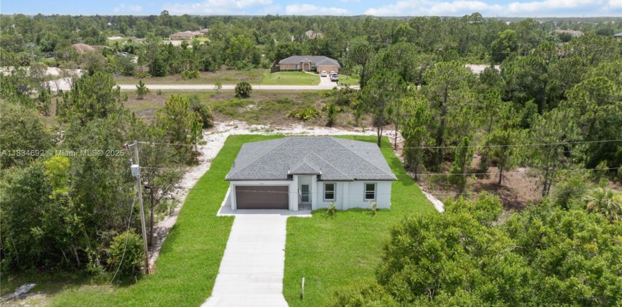 House in Lehigh Acres, Florida 3 bedrooms, 117.99 sq.m. № 1817052