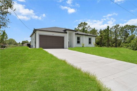 House in Lehigh Acres, Florida 3 bedrooms, 117.99 sq.m. № 1817052 - photo 2