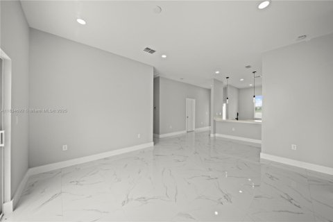 House in Lehigh Acres, Florida 3 bedrooms, 117.99 sq.m. № 1817052 - photo 11