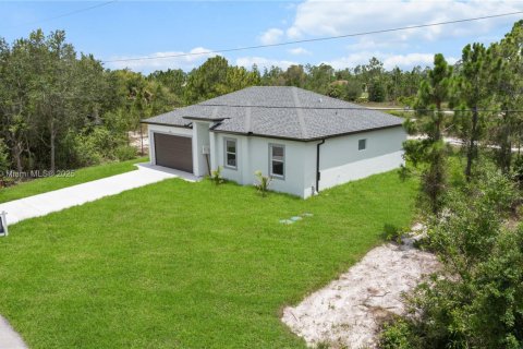 House in Lehigh Acres, Florida 3 bedrooms, 117.99 sq.m. № 1817052 - photo 5