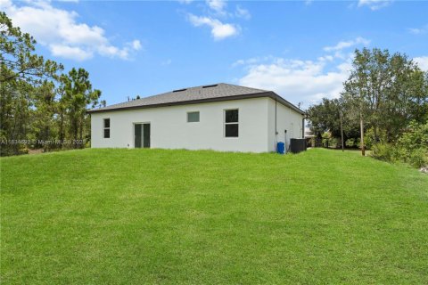 House in Lehigh Acres, Florida 3 bedrooms, 117.99 sq.m. № 1817052 - photo 27
