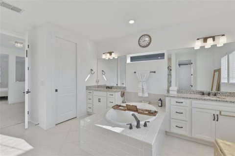 House in Riverview, Florida 5 bedrooms, 397.71 sq.m. № 2223245 - photo 23