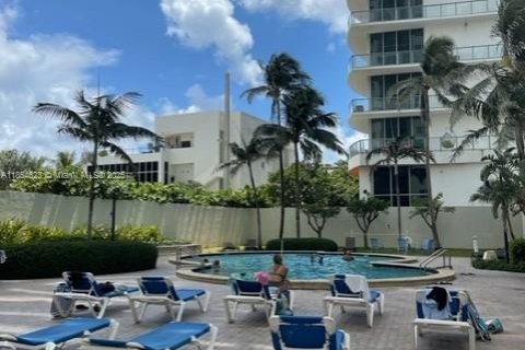 Condo in Hollywood, Florida, 2 bedrooms  № 1962489 - photo 17