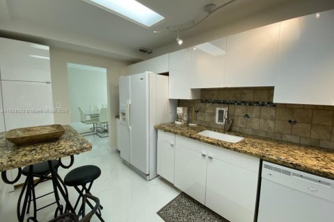 Condo in Hollywood, Florida, 2 bedrooms  № 1962489 - photo 4