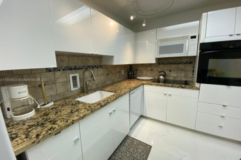 Condo in Hollywood, Florida, 2 bedrooms  № 1962489 - photo 3