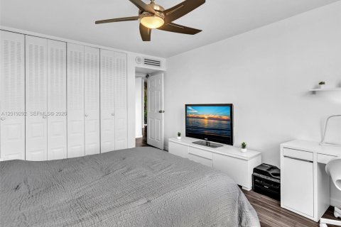 Condo in North Miami, Florida, 2 bedrooms  № 2086771 - photo 19