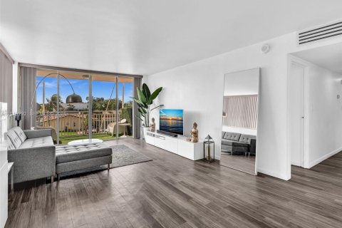 Condo in North Miami, Florida, 2 bedrooms  № 2086771 - photo 7