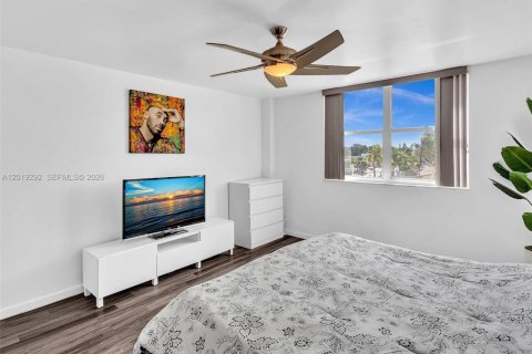 Condo in North Miami, Florida, 2 bedrooms  № 2086771 - photo 21
