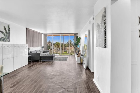 Condo in North Miami, Florida, 2 bedrooms  № 2086771 - photo 6