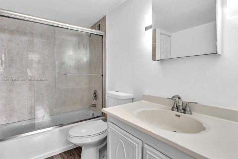Condo in North Miami, Florida, 2 bedrooms  № 2086771 - photo 24