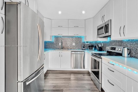 Condo in North Miami, Florida, 2 bedrooms  № 2086771 - photo 15