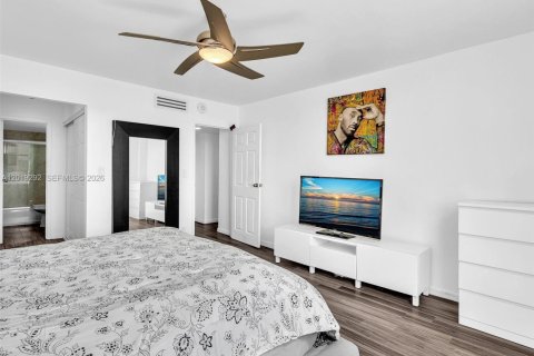 Condo in North Miami, Florida, 2 bedrooms  № 2086771 - photo 20