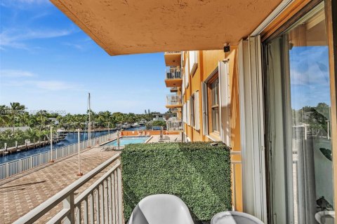 Condo in North Miami, Florida, 2 bedrooms  № 2086771 - photo 3
