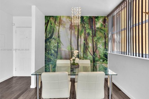 Condo in North Miami, Florida, 2 bedrooms  № 2086771 - photo 12