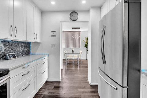 Condo in North Miami, Florida, 2 bedrooms  № 2086771 - photo 14