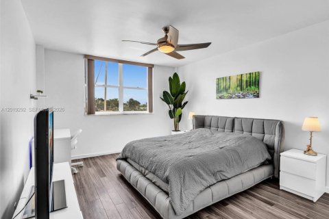 Condo in North Miami, Florida, 2 bedrooms  № 2086771 - photo 18