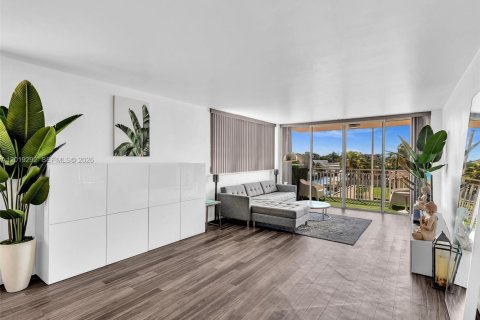 Condo in North Miami, Florida, 2 bedrooms  № 2086771 - photo 8