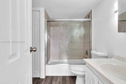 Condo in North Miami, Florida, 2 bedrooms  № 2086771 - photo 23