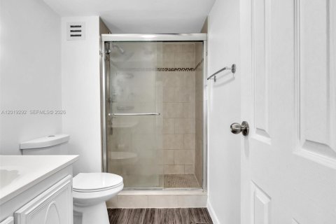 Condo in North Miami, Florida, 2 bedrooms  № 2086771 - photo 25