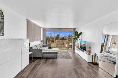 Condo in North Miami, Florida, 2 bedrooms  № 2086771 - photo 5