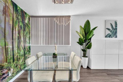 Condo in North Miami, Florida, 2 bedrooms  № 2086771 - photo 11