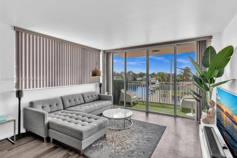 Condo in North Miami, Florida, 2 bedrooms  № 2086771 - photo 4