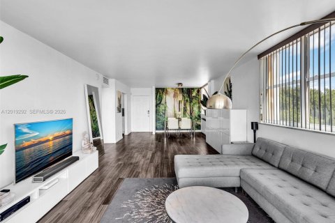 Condo in North Miami, Florida, 2 bedrooms  № 2086771 - photo 9