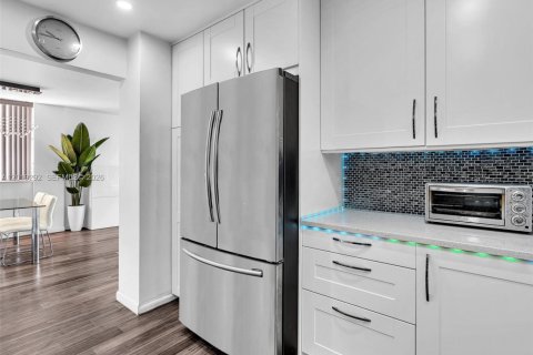 Condo in North Miami, Florida, 2 bedrooms  № 2086771 - photo 13