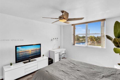 Condo in North Miami, Florida, 2 bedrooms  № 2086771 - photo 17