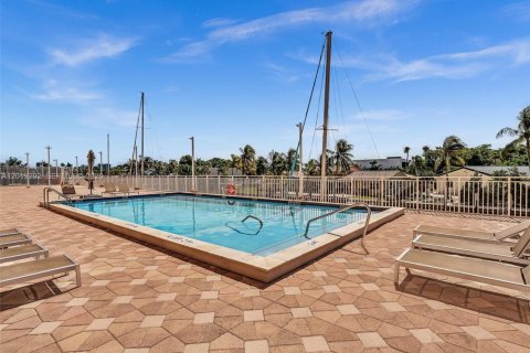 Condo in North Miami, Florida, 2 bedrooms  № 2086771 - photo 28
