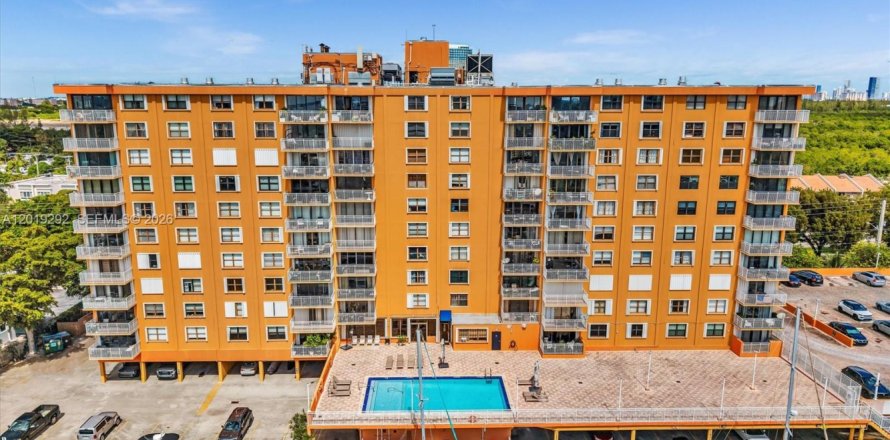 Condo in North Miami, Florida, 2 bedrooms  № 2086771