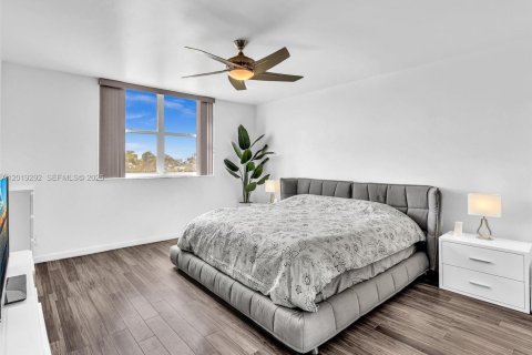 Condo in North Miami, Florida, 2 bedrooms  № 2086771 - photo 22