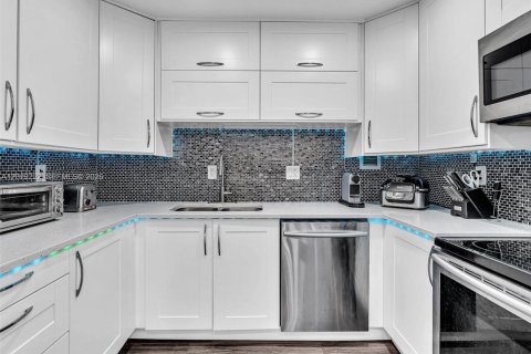 Condo in North Miami, Florida, 2 bedrooms  № 2086771 - photo 16