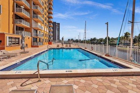 Condo in North Miami, Florida, 2 bedrooms  № 2086771 - photo 27