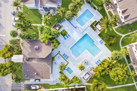 Condominio en venta en Hialeah, Florida, 1 dormitorio, 58.9 m2 № 1887722 - foto 16