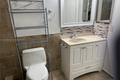 Condominio en venta en Hialeah, Florida, 1 dormitorio, 58.9 m2 № 1887722 - foto 11