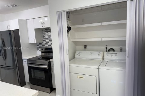 Condominio en venta en Hialeah, Florida, 1 dormitorio, 58.9 m2 № 1887722 - foto 7