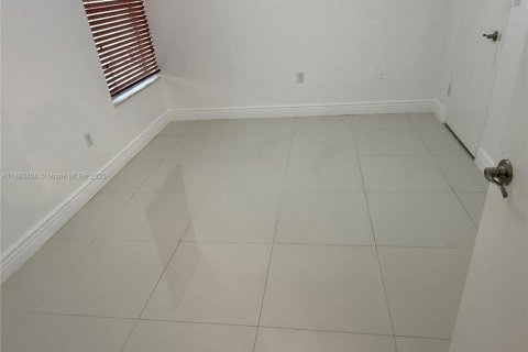 Condominio en venta en Hialeah, Florida, 1 dormitorio, 58.9 m2 № 1887722 - foto 4