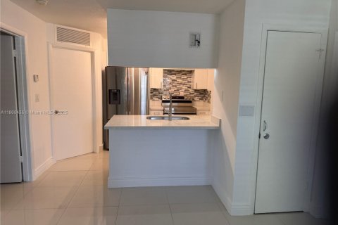 Condominio en venta en Hialeah, Florida, 1 dormitorio, 58.9 m2 № 1887722 - foto 8