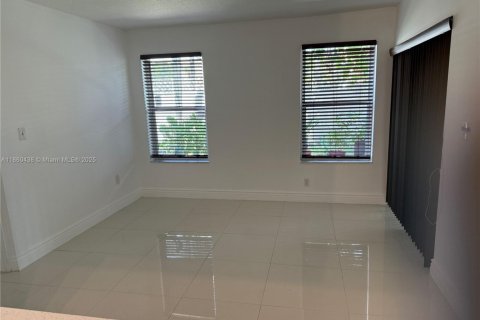 Condominio en venta en Hialeah, Florida, 1 dormitorio, 58.9 m2 № 1887722 - foto 3